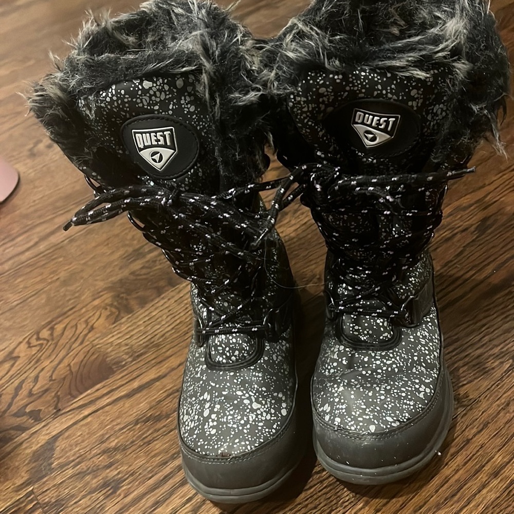 Quest winter snow boots (girls) size 2 worn